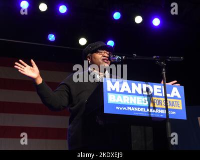 Milwaukee, Wisconsin, États-Unis. 9th novembre 2022. FELISIA MARTIN déclare la fin de la soirée électorale pour le candidat sénateur Lt. Gov. Mandela Barnes peu de temps avant 1 heures mercredi 9 novembre 2022 à la salle de bal Turner Hall dans le centre-ville de Milwaukee, Wisconsin, disant que les résultats de l'élection ne seront pas connus avant plus tard dans la journée. Elle est la première vice-présidente du Parti démocratique d'État. (Credit image: © Mark Hertzberg/ZUMA Press Wire) Credit: ZUMA Press, Inc./Alay Live News Banque D'Images