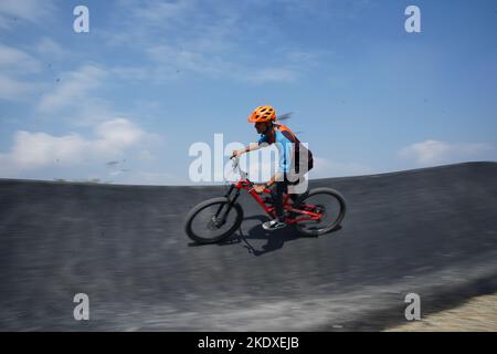 Katmandou, ne, Népal. 9th novembre 2022. Un homme qui fait du vélo sur une piste de pompe récemment construite à Lalitpur, Katmandou, au Népal, sur 9 novembre 2022. (Image de crédit : © Aryan Dhimal/ZUMA Press Wire) Banque D'Images