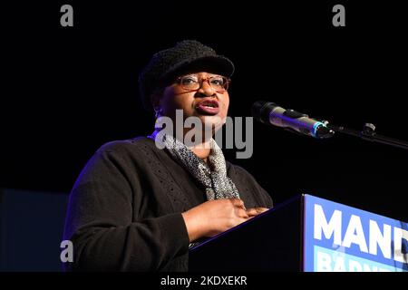 Milwaukee, Wisconsin, États-Unis. 9th novembre 2022. FELISIA MARTIN déclare la fin de la soirée électorale pour le candidat sénateur Lt. Gov. Mandela Barnes peu de temps avant 1 heures mercredi 9 novembre 2022 à la salle de bal Turner Hall dans le centre-ville de Milwaukee, Wisconsin, disant que les résultats de l'élection ne seront pas connus avant plus tard dans la journée. Elle est la première vice-présidente du Parti démocratique d'État. (Credit image: © Mark Hertzberg/ZUMA Press Wire) Credit: ZUMA Press, Inc./Alay Live News Banque D'Images