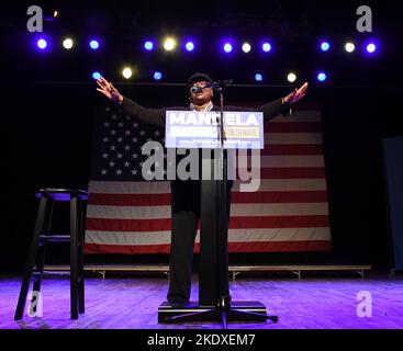 Milwaukee, Wisconsin, États-Unis. 9th novembre 2022. FELISIA MARTIN déclare la fin de la soirée électorale pour le candidat sénateur Lt. Gov. Mandela Barnes peu de temps avant 1 heures mercredi 9 novembre 2022 à la salle de bal Turner Hall dans le centre-ville de Milwaukee, Wisconsin, disant que les résultats de l'élection ne seront pas connus avant plus tard dans la journée. Elle est la première vice-présidente du Parti démocratique d'État. (Credit image: © Mark Hertzberg/ZUMA Press Wire) Credit: ZUMA Press, Inc./Alay Live News Banque D'Images