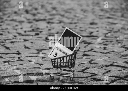 31 décembre est écrit sur des cubes de calendrier en bois qui se trouvent dans des chariots d'un supermarché sur une route en pierre dans la rue, bonne année, vacances Banque D'Images