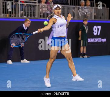 Glasgow, Écosse, le 8th novembre 2022. Yulia Putintseva, du Kazakhstan, joue Katie Boulter, de Grande-Bretagne, dans les étapes de groupe du Billy Jean Roi Cu Banque D'Images