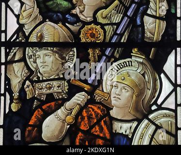 Vitrail de Percy Bacon représentant Saints Chad et Alban, St Peter's Church, Caversham, Berkshire Banque D'Images