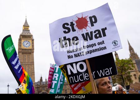 Arrêtez la plaque de la guerre lors d'une manifestation à Londres contre les mesures d'austérité du gouvernement conservateur, appelant à des élections générales. Pas de guerre nucléaire Banque D'Images