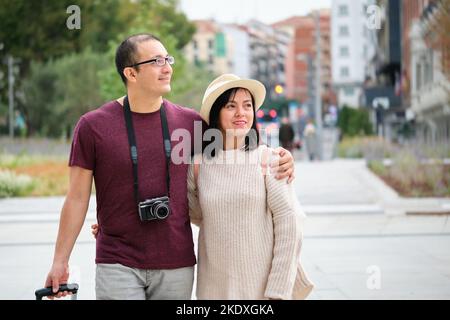 Couple multiracial de touristes explorant la ville ensemble. Banque D'Images