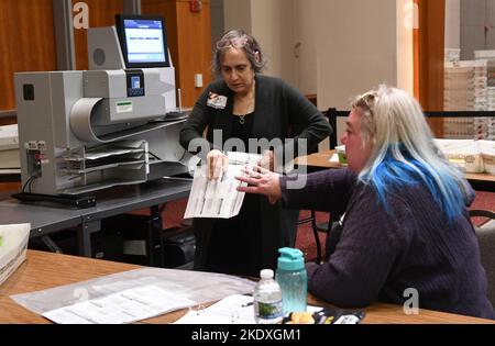 Milwaukee, Wisconsin, États-Unis. 8th novembre 2022. Les bulletins de vote précoces déposés lors de l'élection générale de novembre, y compris les bulletins d'absence, les bulletins de vote par courrier et les bulletins militaires, sont traités mardi au centre de comptage central de Milwaukee, dans le centre de congrès du Wisconsin Center. (Credit image: © Mark Hertzberg/ZUMA Press Wire) Credit: ZUMA Press, Inc./Alay Live News Banque D'Images