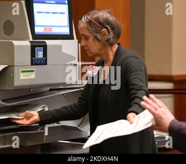 Milwaukee, Wisconsin, États-Unis. 8th novembre 2022. Les bulletins de vote précoces déposés lors de l'élection générale de novembre, y compris les bulletins d'absence, les bulletins de vote par courrier et les bulletins militaires, sont traités mardi au centre de comptage central de Milwaukee, dans le centre de congrès du Wisconsin Center. (Credit image: © Mark Hertzberg/ZUMA Press Wire) Credit: ZUMA Press, Inc./Alay Live News Banque D'Images