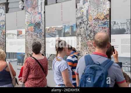 Berlin, Allemagne. 22 août 2022. Quelques morceaux restants du mur de Berlin sont visités par les touristes Banque D'Images