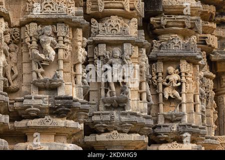 Sculptures de Dieu hindou et de déesse sur le temple Navlakha, Ghumli, Dwarka, Gujarat, Inde. Banque D'Images