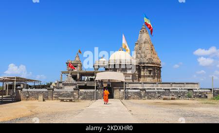 INDE, GUJARAT, DWARKA, octobre 2022, prêtre hindou au temple Shri Rukmini Devi, la flèche traditionnelle du temple principal contraste fortement avec le h Banque D'Images