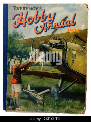 Couverture du Hobby annuel de chaque garçon 1932. Cette publication illustrée de grand format à dos dur couvrait une large gamme de sujets, traitant les garçons comme des jeunes hommes avec des intérêts adultes tels que l'avion, les expériences scientifiques, les chemins de fer etc. Les garçons étaient traités comme des adultes et ont été enseignés à expérimenter avec des produits chimiques, construire des bateaux , sans fil et de participer à d'autres activités qui ne pourraient jamais trouver leur chemin dans la littérature moderne pour enfants en raison de problèmes de santé et de sécurité. Banque D'Images