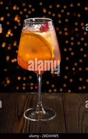 Apéritif Spritz cocktail sur table en bois au bar. Cocktail d'alcool orange. Banque D'Images