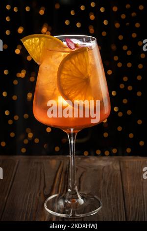 Un verre de cocktail Aperol Spritz sur une table dans un restaurant, en Italie. Banque D'Images