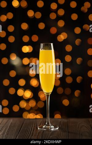 Cocktail Mimosa dans un verre de champagne avec jus d'orange et vin mousseux Banque D'Images