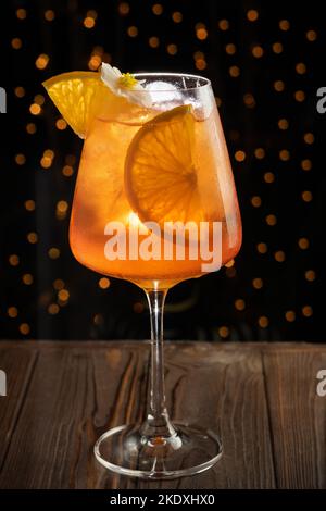 Cocktail apéritif Spritz servi sur fond sombre. Concept de menu de boissons. Banque D'Images