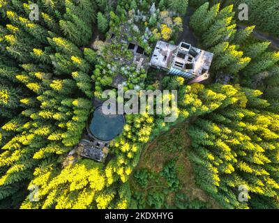 Ruines de l'ancienne mine d'étain près du village de Rolava, dans les forêts des monts Ore, République tchèque. Vue aérienne du drone. Banque D'Images