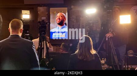 Milwaukee, Wisconsin, États-Unis. 9th novembre 2022. Les journalistes de télévision ont mis à jour des films lors de l'événement du soir de l'élection du candidat sénateur Lt. Gov. Mandela Barnes peu après minuit à la Turner Hall Ballroom dans le centre-ville de Milwaukee. (Credit image: © Mark Hertzberg/ZUMA Press Wire) Credit: ZUMA Press, Inc./Alay Live News Banque D'Images