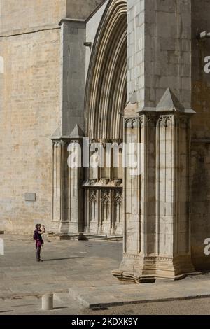 Gérone, Espagne - 21st octobre 2022 : une femme prend une photo avec son téléphone portable de la cathédrale Sainte Marie Banque D'Images