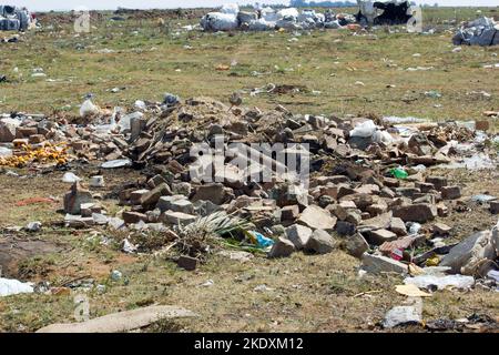 photo de stock des gravats de bâtiment et des sacs de collecte des ordures et d'autres objets en plastique et des déchets au site d'élimination des déchets qui se trouvait autour et qui étaient entassés Banque D'Images