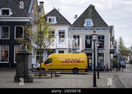 8 novembre 2022, WIJK BIJ DUURSTEDE - Un minibus de livraison DHL dans le centre de Wijk bij Duurstede. ANP / hauteur néerlandaise / Tobias Kleuver Banque D'Images