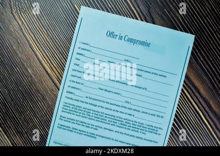 Concept d'offre en compromis isolé sur table en bois. Banque D'Images