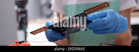 Le technicien fixe la carte mère de l'ordinateur portable dans le centre de service Banque D'Images