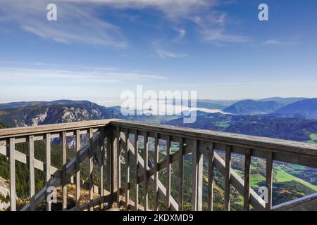 vue panoramique sur une plate-forme en bois sur une montagne en autriche Banque D'Images