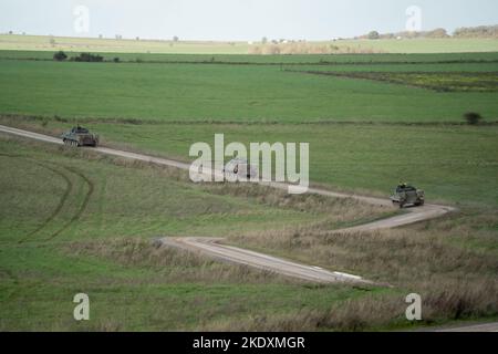 Une unité de l'armée britannique Warrior FV510 véhicules de combat d'infanterie roulant le long d'une piste de boue, en action sur un exercice militaire, Wiltshire, Royaume-Uni Banque D'Images