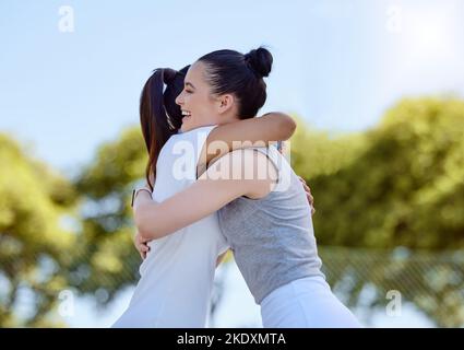 Les femmes, les amis et le succès se mêle au parc à l'extérieur pour des félicitations ou pour la célébration de la victoire, des buts ou des cibles. Vous vous embrasser, faire du sport ou vous remercier Banque D'Images