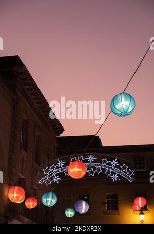 Lanternes de Noël chinoises suspendues dans les rues de Bath. Banque D'Images