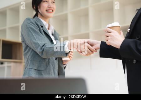 Poignée de main des hommes d'affaires. Deux femmes asiatiques font une poignée de main dans le bureau Banque D'Images