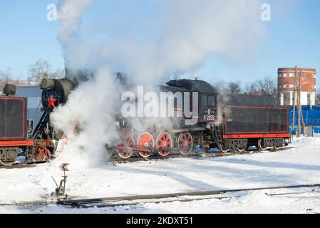 SORTAVALA, RUSSIE - 10 MARS 2021 : ancienne locomotive à vapeur soviétique L-2055 à la gare de Sortavala, le matin d'une marche glacielle