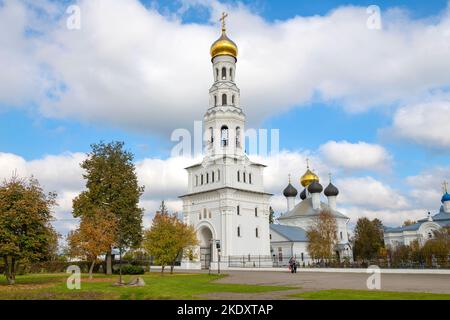 ZAVIDOVO, RUSSIE - 05 OCTOBRE 2021 : vue sur le clocher de l'ancien temple du Zavidovo, dans l'après-midi d'octobre. Région de Tver Banque D'Images