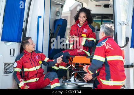 Personnel paramédical ayant une conversation avant leur quart de travail Banque D'Images