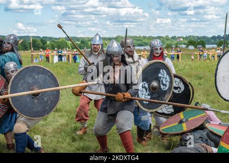 RÉGION DE TVER, RUSSIE - 22 JUILLET 2022 : un spearman est frappé par une lance lors de la reconstitution d'une bataille médiévale. Festival historique 'Epic Coast - 2022' Banque D'Images