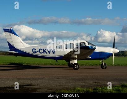 Piper PA-28-181 Cherokee Archer II à l'aérodrome de Wellesbourne, Warwickshire, Royaume-Uni (G-CKVV) Banque D'Images