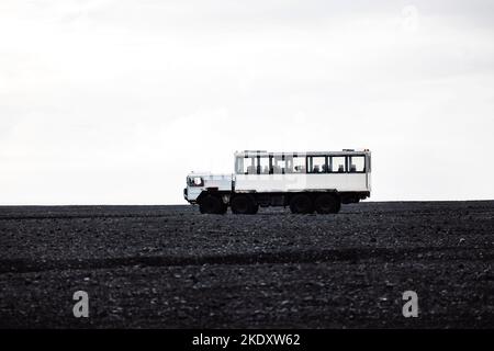 Voiture sur la plage noire de Selheimasandur Banque D'Images