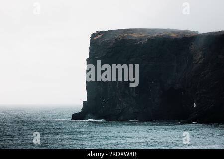 Automne pittoresque falaises du cap Dyrholaey en brouillard - explorer l'Islande Banque D'Images