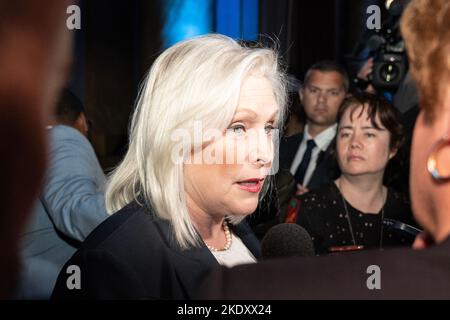 New York, États-Unis. 08th novembre 2022. LE sénateur AMÉRICAIN Kirsten Gilliband parle aux journalistes du gouverneur Kathy Hochul Election Night Watch Party au Capitole à New York sur 8 novembre 2022. Tous les bureaux à l'échelle de l'État ont été remportés par les représentants du Parti démocratique. (Photo de Lev Radin/Sipa USA) crédit: SIPA USA/Alay Live News Banque D'Images