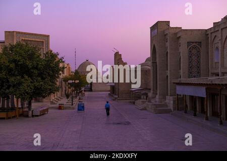 BOUKHARA, OUZBÉKISTAN - 09 SEPTEMBRE 2022 : tôt le matin dans la rue de la vieille ville Banque D'Images