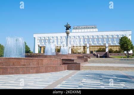 TACHKENT, OUZBÉKISTAN - 16 SEPTEMBRE 2022 : vue sur le Palais des Arts 'Turkestan' par une journée ensoleillée Banque D'Images