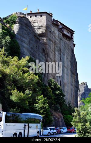 Kalabaka, Grèce - 08 juin 2019 : parking bus et voitures devant le monastère de Roussanou, l'un des monastères de Meteora, site classé au patrimoine mondial de l'UNESCO i Banque D'Images