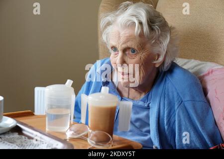 Une dame très âgée dans une maison de soins - John Gollop Banque D'Images