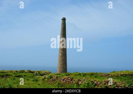 Abandon des mines d'étain, de cuivre et d'arsenic à Botallack, Cornwall. Un site du patrimoine mondial - John Gollop Banque D'Images