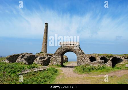 Abandon des mines d'étain, de cuivre et d'arsenic à Botallack, Cornwall. Un site du patrimoine mondial - John Gollop Banque D'Images