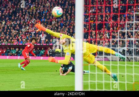 Munich, Allemagne. 08th novembre 2022. Serge GNABRY, scores FCB 7, buts de buts, Tor, Treffer, Torschuss, 2-1 contre Jiri PAVLENKA, BRE 1 dans le match FC BAYERN MÜNCHEN - SV WERDER BREMEN 1.Ligue allemande de football le 8 novembre 2022 à Munich, Allemagne. Saison 2022/2023, match jour 14, 1.Bundesliga, FCB, München, 14.Spieltag crédit: Peter Schatz/Alay Live News Banque D'Images