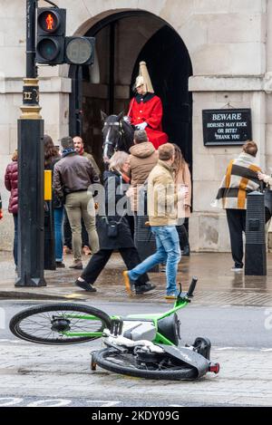 Lime Uber Location vélo jeté à Whitehall à l'extérieur de Horse Guards Parade, Westminster, Londres, Royaume-Uni. Cycle de location de vélos sans quai, abandonné Banque D'Images