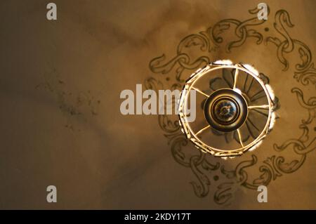 Un lustre ancien est suspendu au plafond. Vue de dessous. Éclairage Banque D'Images