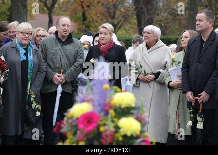 Berlin, Allemagne 09 novembre 2022, Berlin, Berlin/Potsdam: Evelyn Zupke (l-r), commissaire aux victimes du SED, Tom Sello, commissaire de réévaluation de Berlin, Franziska Giffey (SPD), Le maire au pouvoir, Claudia Roth (Bündnis90/Die Grünen), ministre d'État à la Culture, Hildigund Neubert du Bureau des citoyens, et Klaus Lederer (Die Linke), sénateur de la Culture, participent à la cérémonie de commémoration centrale au Mémorial du mur de Berlin, à l'occasion du 33rd anniversaire de la chute du mur. Photo: Joerg Carstensen/dpa crédit: dpa Picture Alliance/Alay Live News Banque D'Images