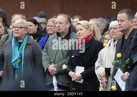 Berlin, Allemagne 09 novembre 2022, Berlin, Berlin/Potsdam: Evelyn Zupke (l-r), commissaire aux victimes du SED, Tom Sello, commissaire de réévaluation de Berlin, Franziska Giffey (SPD), Le maire au pouvoir, Claudia Roth (Bündnis90/Die Grünen), ministre d'État à la Culture, et Klaus Lederer (Die Linke), sénateur à la Culture, prennent part à la cérémonie de commémoration centrale au Mémorial du mur de Berlin à l'occasion du 33rd anniversaire de la chute du mur. Photo: Joerg Carstensen/dpa crédit: dpa Picture Alliance/Alay Live News Banque D'Images